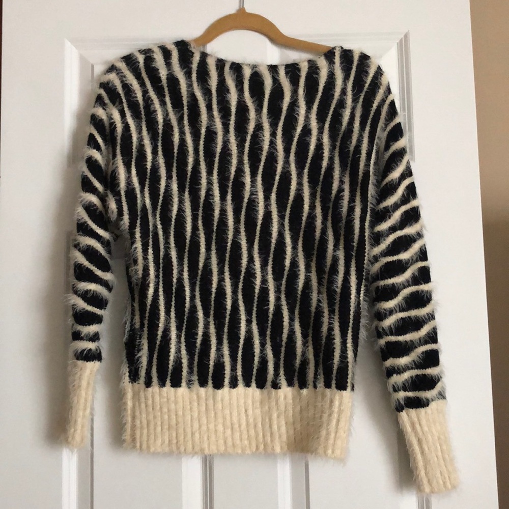 Cute sweater - Picture 2 of 2